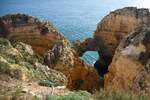 LAGOS, 27.02.2022, an der Ponta da Piedade, einem der spektakulärsten, aber auch im Winter ziemlich überlaufenen Küstenabschnitte, an der Algarve; hier: Blick auf den  Elefanten 