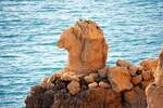 LAGOS, 27.02.2022, an der Ponta da Piedade, einem der spektakulärsten, aber auch im Winter ziemlich überlaufenen Küstenabschnitte, an der Algarve; hier: Blick auf den  Löwen 