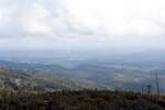 bei MONCHIQUE, 21.03.2022, Blick vom Foía ein Stückchen unterhalb der Bergspitze mit Blick in Richtung Süden zur Küste; heute allerdings sehr bewölkt