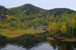 An einer kleinen Bucht des Baikalsees befindet das Dorf Polovinnaya.