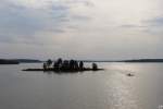 Insel und Fischerboot auf einem See bei Jekaterinburg.