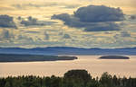 Größter See der Provinz Dalarna und siebtgrößter See von ganz Schweden, das ist der Siljansee. Er hat eine Fläche von 290 km² und ist an der tiefsten Stelle 143 m tief. Er wird vom Österdalälven durchflossen und von Norden her fließt das Wasser des Orsasjön in den See. Im Süden direkt angeschlossen ist der Insjön.
Aufnahme: 30. Juli 2017.