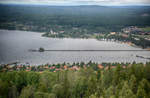 Der Siljansee vor Rättvik vom Vidablick aus gesehen. Die Landungsbrücke, an der Ausflugsdampfer  starten, ist 625 Meter lang. Sie wurde 1895 gebaut.
Aufnahme: 31. Juli 2017.