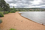 Der Strand südlich der Långbryggan (»Die Lange Brücke«) am SIljansee vor Rättvik.