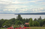 Blick auf den See Siljan vom Tällberg in Dalarna. Die Provinz Dalarna liegt in Mittelschweden und grenzt im Westen an Norwegen und die schwedischen Gebirge. Dalarna gilt allem Anschein nach als noch schwedischer als Abba und Ikea zusammen.
Aufnahme: 30. Juli 2017.