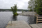 Badebrücke vor der Jugendherberge »Hellasgården« am Kalltorpsjön südöstlich von Stockholm. Hellasgården bietet im Winter fantastische Loipen, Eislaufmöglichkeiten und Sauna an. Aufnahme: 26. Juli 2017.