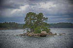 Eine kleine Insel westlich von Gallnö im Stockholmer Schärenhof. Stockholm liegt direkt an der Schnittstelle zwischen dem See Mälaren und der Ostsee. Vor Stockholm breitet sich auf einer Fläche von 1.700 Quadratkilometern mit mehr als 24.000 Inseln und Schären der Stockholmer Schärengarten aus.

Aufnahme: 26. Juli 2017.