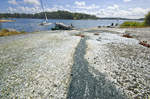 Auf der Insel Svartsö im Stockholmer Schärenhof. Schären heißen auf schwedisch skär und beschreiben eine Klippe, die aus dem Wasser schaut. Dies kann auch eine kleinere Klippeninsel oder aber eine felsige Insel im Meer sein. 
Aufnahme: 26. Juli 2017.