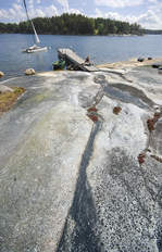 Felsenlandschaft in der Nähe von der Fähranlegestelle »Skälvik« auf der Insel Svartsö im Stockholmer Schärenhof.