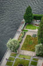 Der Garten Stadshusträdgården vom Stockholmer Rathausturm aus gesehen.