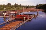 Holzflößen auf dem Klarälven nördlich von Karlstad. Aufnahme: Juli 1985 (digitalisiertes Negativfoto).