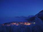 Zweimal das Lapporten von der Bungalowsiedlung in Bjrkliden gesehen. Hier der Blick ber den Tornetrsk und Bjrkliden am Nachmittag, whrend der Blauen Stunde; 29.01.2003