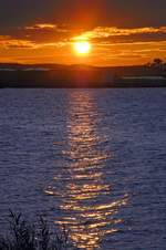 Sonnenuntergang am Bråviken vor Norrköping in Schweden.