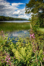 Blick auf Sörsjön nördlich von Norrköping in Schweden. In der Nähe befindet sich der Abenteuer- und Kletterpark Sörsjöns Äventyrpark. Aufnahme: 21. Juli 2017.