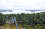 Aussicht vom Gondel im Tierpark Kolmården nördlich von Norrköping. Im Hintergrund sieht man die Wiek Bråviken. Aufnahme: 22. Juli 2017.