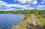 Blick auf den See Hjorten südlich von Virserum in Småland in Schweden.Rechts im Bild ist die Schmalspurbahn Virserum-Åseda zu sehen.