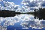 Spiegelung auf dem See Ödevatten während einer Kayakfahrt aufgenommen. Schweden bietet besonders Naturliebhabern ein umfangreiches Angebot. Ein besonderes Augenmerk sollte man auf die Waldseen zu richten. Hier kann man sogar Elche beim Baden beobachten. 

Aufnahme: 18. Juli 2017.