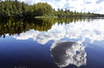Spiegelung auf dem See Ödevatten während einer Kayakfahrt aufgenommen. Schweden ist um ein Drittel größer als Deutschland, hat aber ca. 90% weniger Einwohner. 9 Prozent der Fläche von Schweden ist mit Wasser bedeckt. Es gibt also unzählige Flüsse und See welche zum Kanu- oder Kayakfahren oder  Touren einladen.
Aufnahme: 18. Juli 2017.