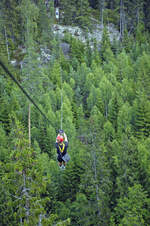 Ziplining über den Wäldern im schwedischen Småland - hier in »Little Rock Lake« nördlich von Klavreström.