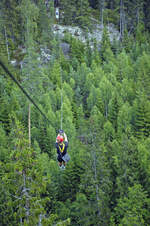 Ziplining über den Wäldern im schwedischen Småland - hier in »Little Rock Lake« nördlich von Klavreström. Aufnahme: 20. Juli 2017.