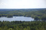 Blick über Änghultasjön. Aus zwanzig Metern Höhe hat man am »Little Rock Lake« einen kilometerweiten 360 Grad Panoramablick über Schwedens schönste Wälder und Landschaft.
Aufnahme: 20. Juli 2017.