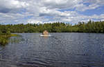 Eine »Schwimmende Badeinsel« auf dem See Norrsjön bei Ödevata in Småland / Schweden.