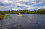 Eine »Schwimmende Badeinsel« auf dem See Norrsjön bei Ödevata in Småland / Schweden. Aufnahme: 19. Juli 2017.