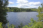 Der See Hjorten am Schmalspurbahn Åseda-Virseum in Småland - Schweden. Aufnahme: 18. Juli 2017.