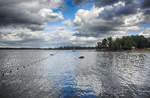 Helgasjön (Helga-See) nördlich von Växjö in Småland / Schweden. In Evedal findet man eine naturschöne Umgebung, Angelmöglichkeiten, Entspannung und Erholung. 
Aufnahme: 17. Juli 2017.