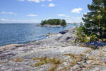 Felsenküste im Gränsö Naturreservat bei Västervik im schwedischen Småland. Aufnahme: 20. August 2025.