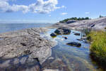 Felsen am Wanderweg »Gränsöleden« auf der Halbinsel Gränsö bei Västervik (Småland, Schweden). Aufnahme: 20. August 2025.