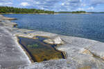 Felsenküste im nördlichen Teil von Gränsö bei Västervik (Småland, Schweden). Aufnahme: 20. August 2025.