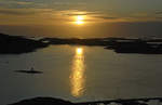 Sonnenuntergang über die Insel Valö vom Vetteberget aus gesehen.