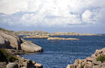 Die Küste vor dem Fischerort Smögen in Bohuslän. Bohuslän ist bekannt für seine Schären, die Granitfelsen und das brausende Meer. 
Aufnahme: 2. August 2017.