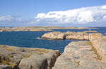 Blick auf die Insel Brimskär vor Kleven an der Bohusläner Schärengarten-Küste. Die Westküste Schwedens und der Schärengarten sind gesäumt von Fischerdörfern, Stränden und Badeplätzen und Granitschären. Aufnahme: 2. August 2017.