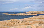 Die Schärenküste vor der Insel Hållö. Die Insel ist mit dem Boot von der Ortschaft Mögen zu erreichen und bietet hervorragende bademöglichkeiten.
Aufnahme: 2. August 2017.