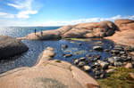 Store Munkeviken im Naturschutzgebiet von Stångehuvud westlich von der Stadt Lysekil.Die Schären sind während der letzten Eiszeit entstanden, als über ihnen das skandinavische Inlandeis lagerte. Die Bewegung des Eises schabte die darunterliegenden Gesteine ab, wovon die typische abgerundete Form der Schären herrührt. 
Aufnahme: 2. August 2017.