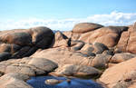 Westlich von Lysekil liegt das Naturschutzgebiet Stångehuvud. Die Schären von Bohuslän an der rauhen schwedischen Westküste zwischen Göteborg und der norwegischen Grenze sind urwüchsiger und wilder als die der Ostseeküste. Es sind zerrissene und zerschundene, teilweise blankgewaschene Granitblöcke, mit oft nur ganz wenig Erde und ein paar Gräsern in den Mulden
Aufnahme: 2. August 2017.