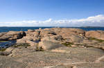 Die Westküste und der Scherengarten Scwedens sind gesäumt von rotbraun-farbeben Granitschären - wie hier südlich vom Galleberget vor der Stadt Lysekil. Aufnahme: 4. August 2017.