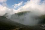 Wallende Nebel, Wolken, Wind und zum Schluss ein Stckchen blauer Himmel. Diese Stimmung begleitete uns beim Bahnbildertreffen auf Schritt und Tritt. Das Foto entstand auf dem Oberalppass 2048 mM.
(22.08.2009) 