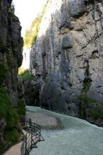 1400m ist die Aareschlucht lang. Die Felswnde ragen bis zu 1400m senkrecht ber dem Flubett; 21.08.2011