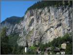 Der Staubbachfall bei Lauterbrunnen im Berner Oberland, aufgenommen am 20.07.2010 aus einem Zug der Wengernalpbahn auf dem Weg nach Wengern.