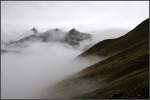 Nebelschwaden ziehen über die Berge -     Die Aufnahme entstand bei der Auffahrt kurz vo der letzten Kehre.