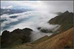 Wolkenschauspiel -     Kurzeitig öffneten sich die Wolken und es zeigte sich der Brienzer See tief unter dem Brienzer Rothorn.