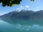 Blick von Wildbach am Nordufer quer ber den Brienzersee auf die Berge des Berner Oberlandes, Mai 2015