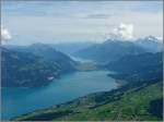 Der Thuner See im Vordergrund, der Brienzer See im Hintergrund und dazwischen liegt Interlaken.