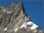 Am Jungfraujoch - Blick auf Felsen, Schnee und technischen Anlagen. (24.07.2008)