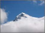 Der Gipfel des Eiger schaut aus den Wolken hervor. Die Aufnahme entstand im Juli 2003 von der Kleinen Scheidegg aus.