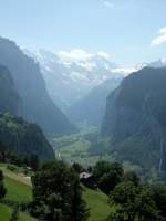 Blick aus der Wengernalpbahn hinunter ins Tal nach Lauterbrunnen. Rechts im Bild sieht man einen Wasserfall. 06.08.07