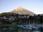 Die Pyramide der Schweiz und der Hausberg von Spiez am Thunersee - der 2.362m hohe Niesen.